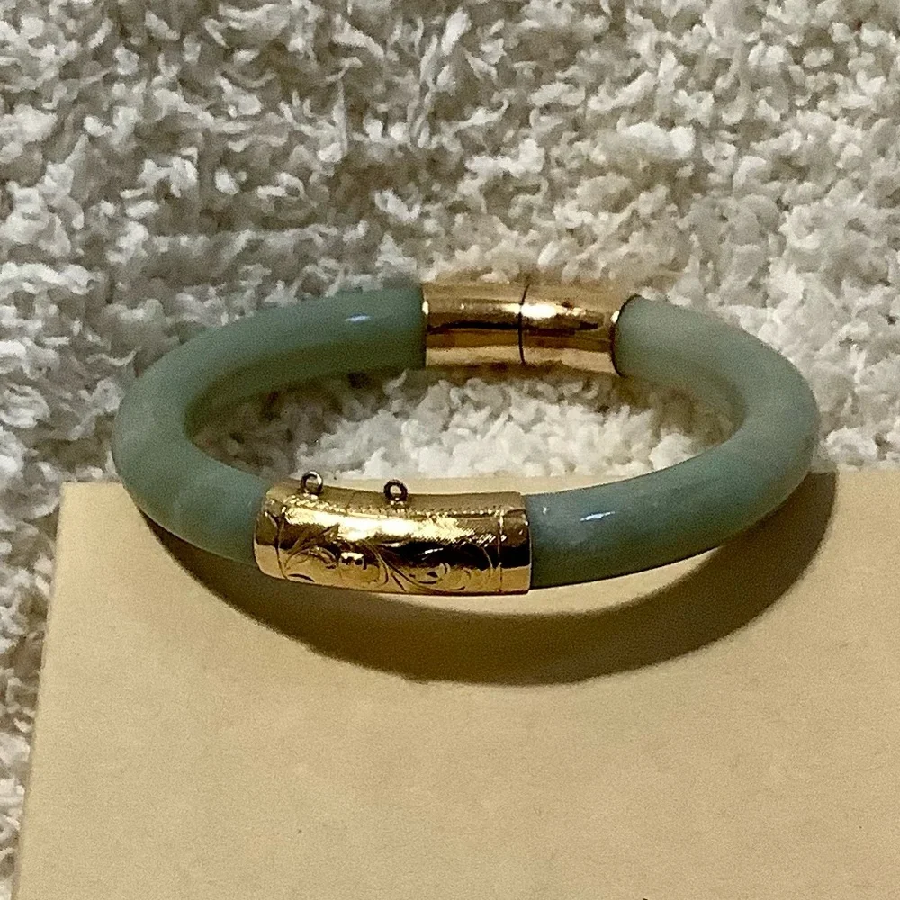 Vtg 14K Yellow Gold Hinge Jade Bangle / 57mm circumference /2.3”inside Diameter - Picture 3 of 13